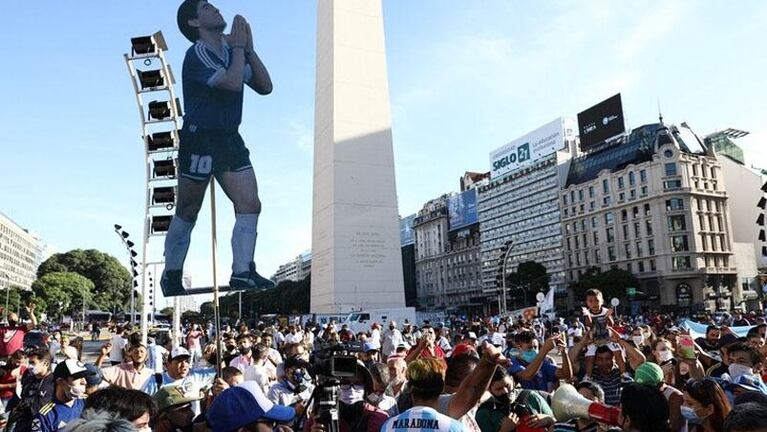 Marcha por Maradona: Claudia, Dalma y Gianinna dijeron presente pero se fueron por el asedio de los fanáticos