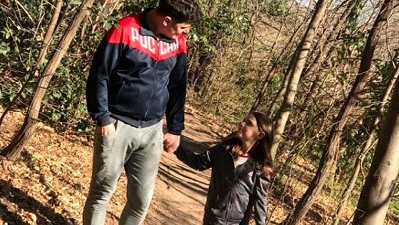 Marcos Bainotti caminando junto a su hija. 