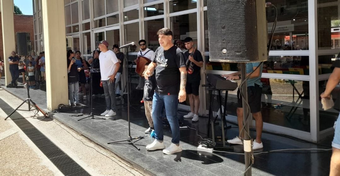 Marcos Bainotti y su banda cantando en el hospital.