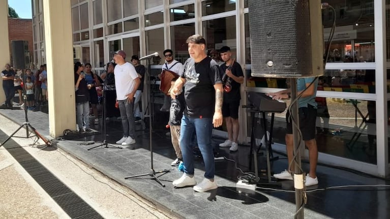 Marcos Bainotti y su banda cantando en el hospital.