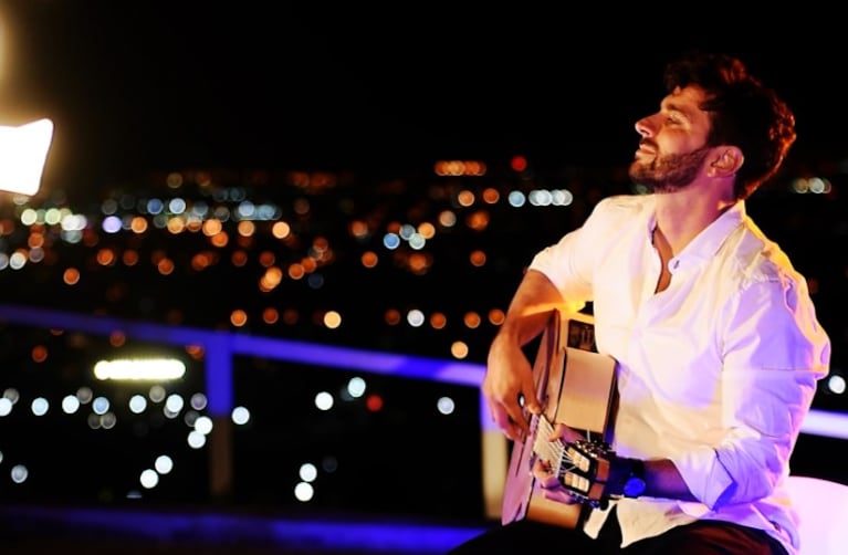 Marcos Palladino interpretó el himno en la terraza del edificio más alto de la ciudad de Córdoba.