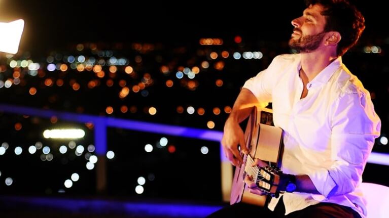 Marcos Palladino interpretó el himno en la terraza del edificio más alto de la ciudad de Córdoba.