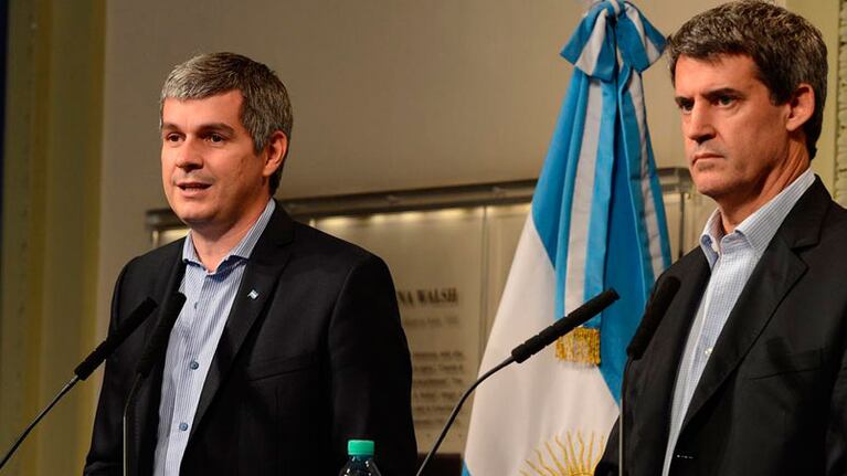 Marcos Peña y Alfonso Prat Gay brindaron una conferencia de prensa en Casa Rosada.