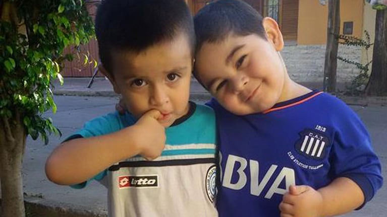 Marcos y Aron esperan ansiosos por el partido.