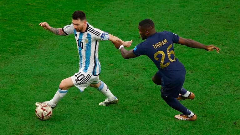 Marcus Thuram persiguiendo a Messi en la final del Mundial de Qatar.