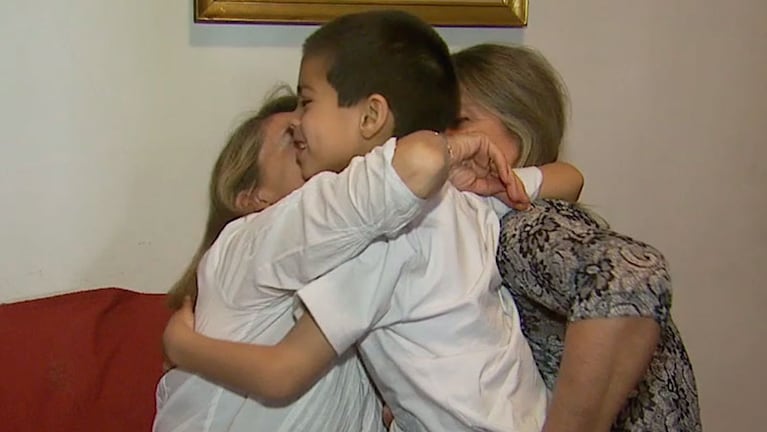 María Angélica es abrazada por uno de los tantos niños que cuidó hasta que llegó su mamá.