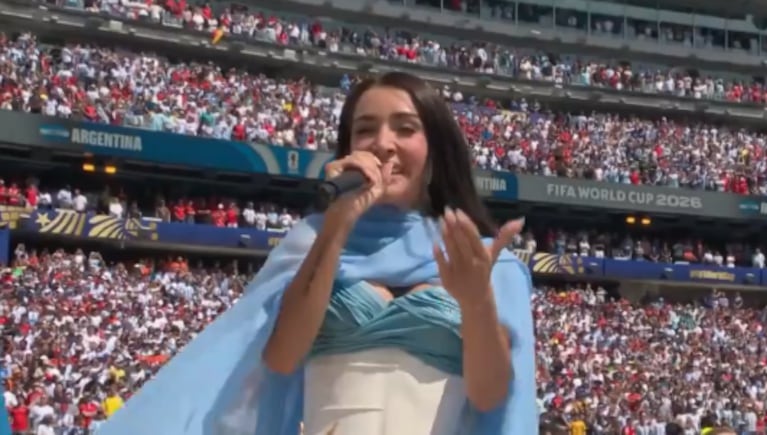 María Becerra en el Himno Nacional.