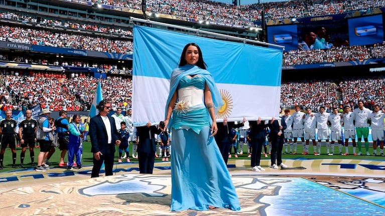 María Becerra en el Himno Nacional. (Foto: Instagram @mariabecerra)