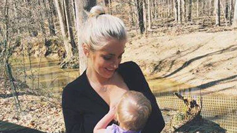 Maria Corry es una madre que fue censurada en Facebook por amamantar a su hija.