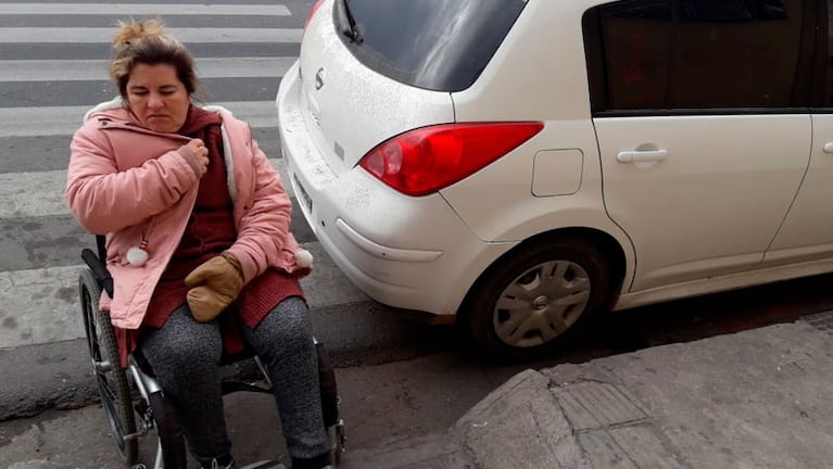 María Inés Lobo afectada por el auto mal estacionado.