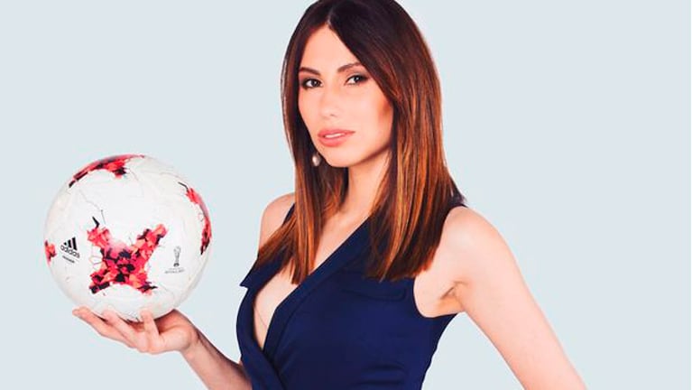 Maria Komandnaya, la periodista que conduce el sorteo del Mundial. 