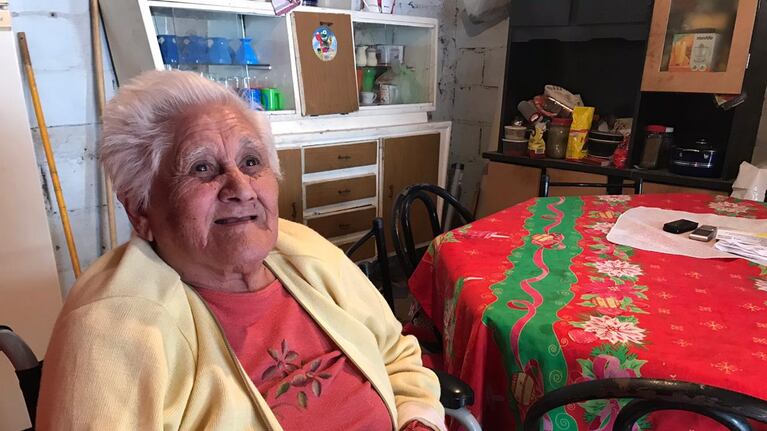 María, la vecina mas antigua de Barrio Renacimiento, necesita un bastón