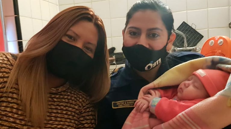 María Rafaela junto a sus dos hijas y la policía Cristina. Foto: Fredy Bustos/ElDoce.tv