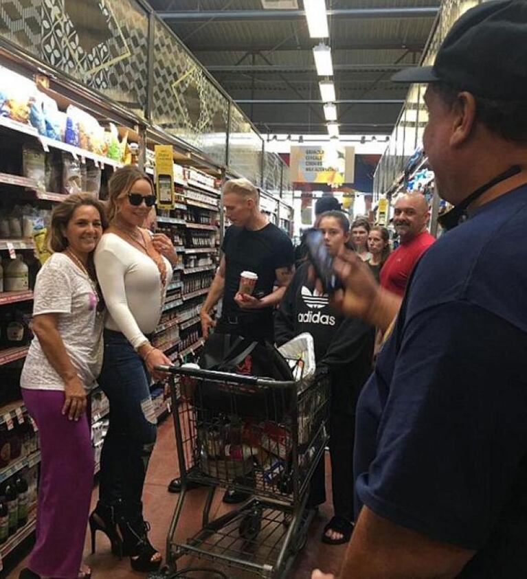 Mariah Carey fue de compras al supermercado en Hawaii