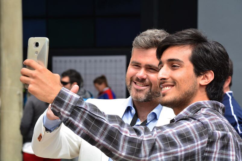 Mariano Cardarelli sacándose una selfie con uno de los estudiantes. Foto: Sergio Díaz.