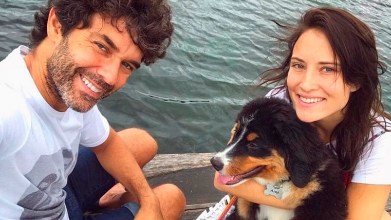 Mariano Martínez y Camila Cavallo disffrutan de su amor en la costa argentina.