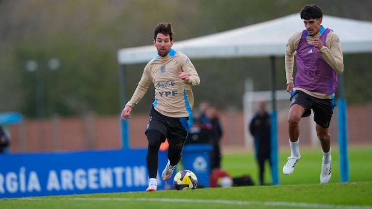 Mariano Troilo en plena marca a Lionel Messi en la Selección.