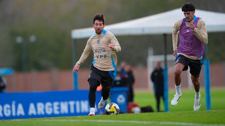 Mariano Troilo en plena marca a Lionel Messi en la Selección.