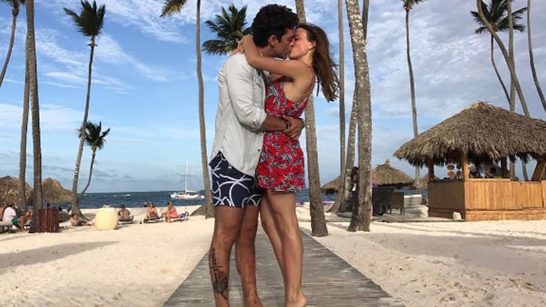 Mariano y Camila, a los besos en un lugar paradisíaco. 