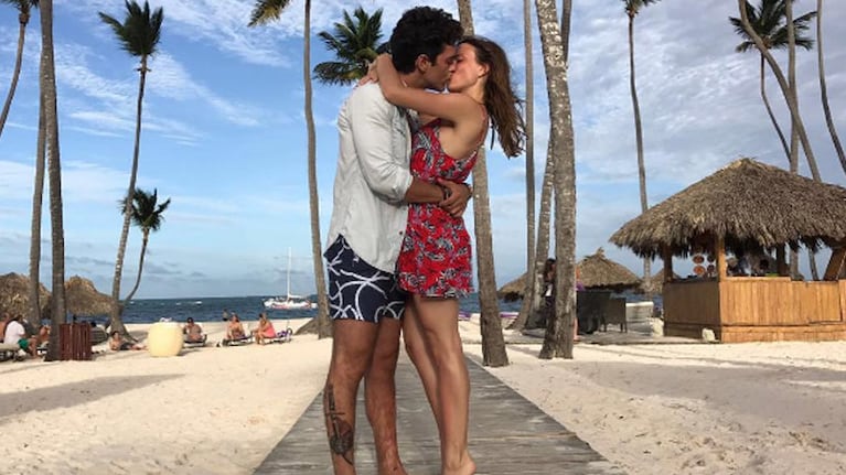 Mariano y Camila, a los besos en un lugar paradisíaco.