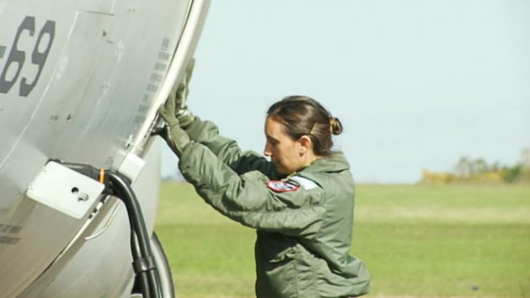 Mariela Santamaría, la única argentina que pilotea un Hércules