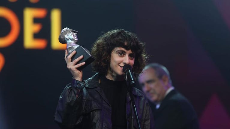 Marilina Bertoldi con su Gardel de Oro.