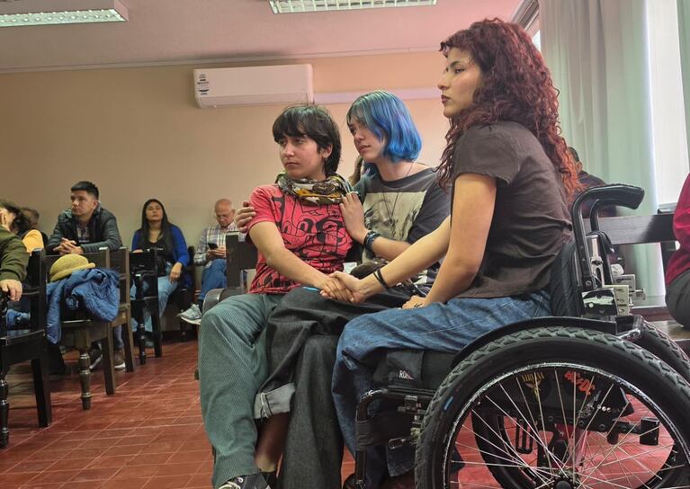 Marina (al medio) y Alexa junto a una amiga siguiendo la declaración de Laura Bengoa. Foto: El Doce.