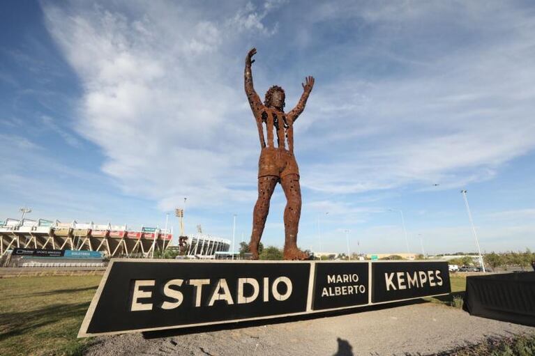 Mario Kempes con El Doce: Instituto, su visión de Vegetti y Santos y dónde quiere ver a Messi