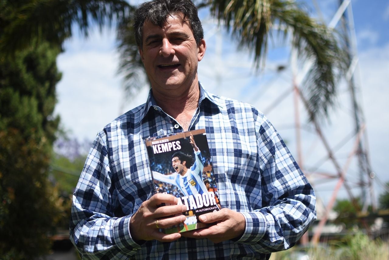 Mario Kempes presentó su autobiografía en Córdoba.