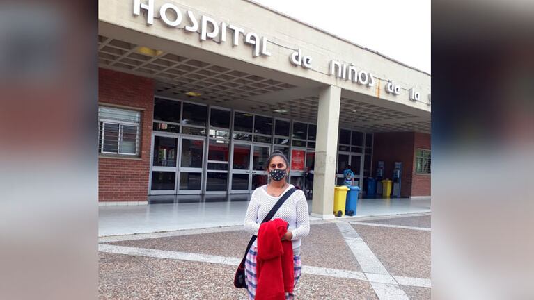 Marisol come y duerme en el hospital al lado de su hijo.