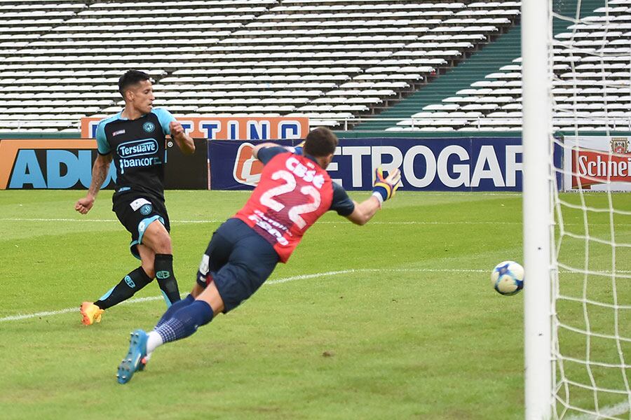 Márquez la empujó con el arco a su disposición. El palo le negó el 2-1. Foto: Lucio Casalla / ElDoce.tv 