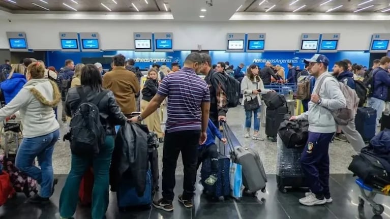 Martes con paro de pilotos de Aerolíneas Argentinas: más de 50 vuelos afectados y pérdidas millonarias