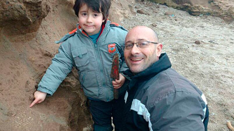 Martín Landini y su papá después del hallazgo.