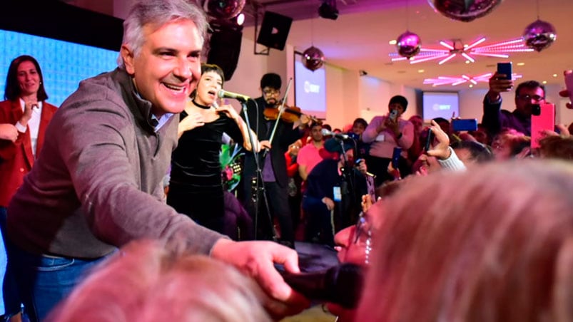 Martín Llaryora cantó en un evento solidario.