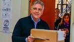 Martín Llaryora emitiendo su voto en el colegio Santa Teresa de Jesús.