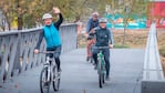 Martín Llaryora en bici junto a Miguel Siciliano y Manuel Sánchez.