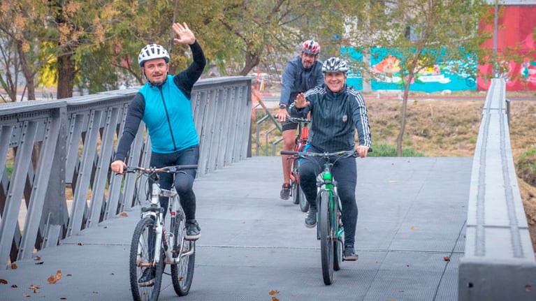 Martín Llaryora en bici junto a Miguel Siciliano y Manuel Sánchez.
