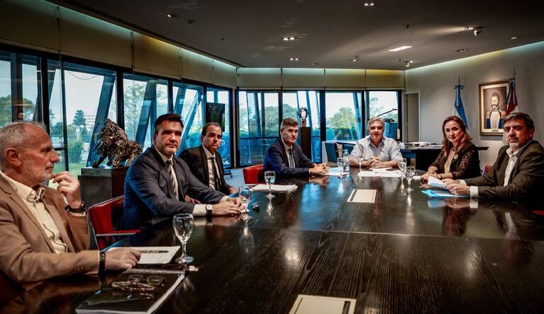 Martín Llaryora impulsa una ley para prohibir naranjitas ilegales en toda la provincia.