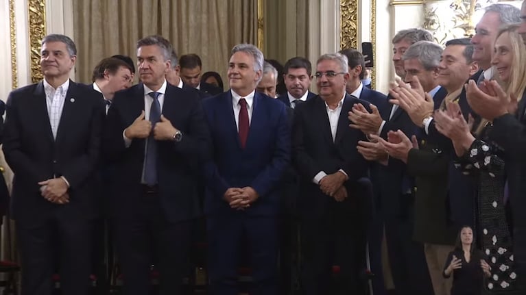 Martín Llaryora presente en la asunción de Diego Santilli.