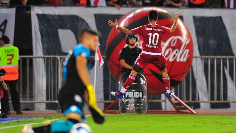 Martínez festeja el gol de la victoria. Acosta se levanta del piso.