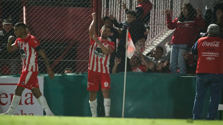 Martínez y el festejo de uno de sus goles contra Colón. 
