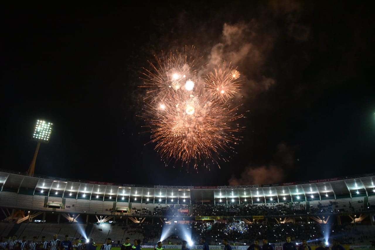 Más allá del resultado, se vivió una fiesta del fútbol en el Kempes. Foto: Lucio Casalla / ElDoce.tv