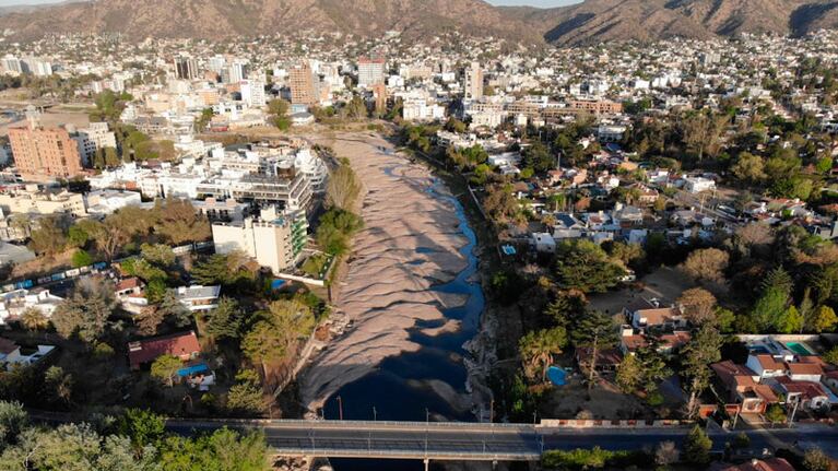 Más arena que agua: así luce el río San Antonio.