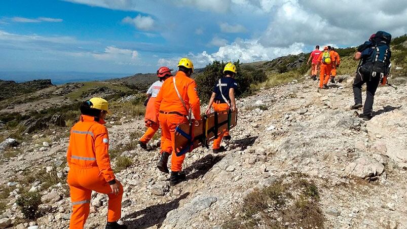 Más de 15 bomberos harán noche en las sierras para continuar la búsqueda a la mañana. (Foto ilustrativa)