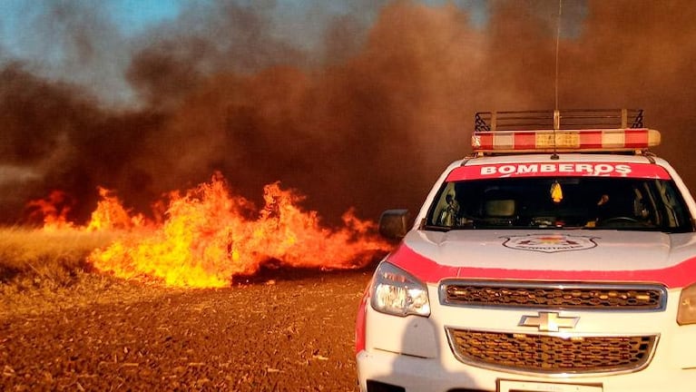 Más de 180 bomberos y aviones hidrantes intentan controlar el fuego en Cuchi Corral