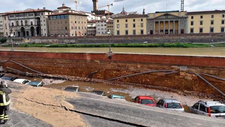 Más de 20 autos se hundieron en una calle de Italia