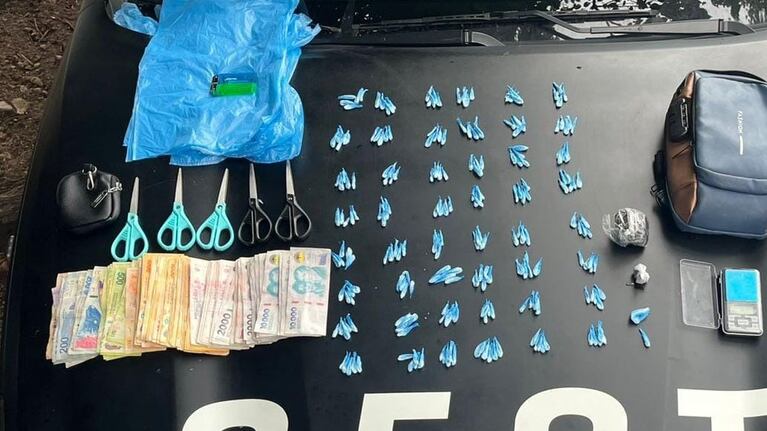 Más de 200 dosis y una piedra de cocaína tenía el hombre en su morral.