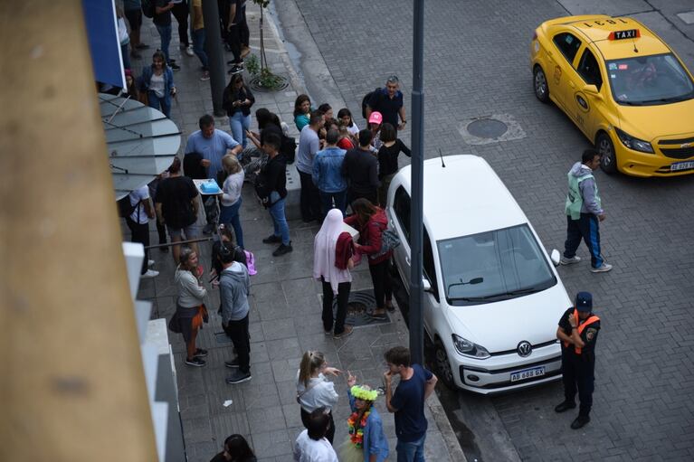 Más de 200 jóvenes fueron desalojados de una fiesta en plena emergencia sanitaria.