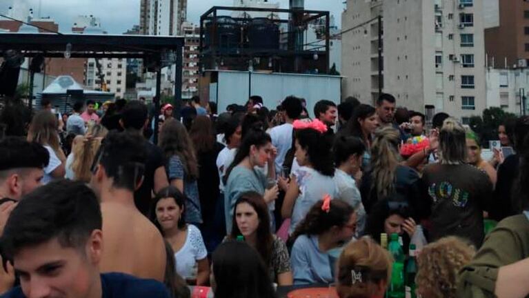 Más de 200 jóvenes fueron desalojados de una fiesta en plena emergencia sanitaria.