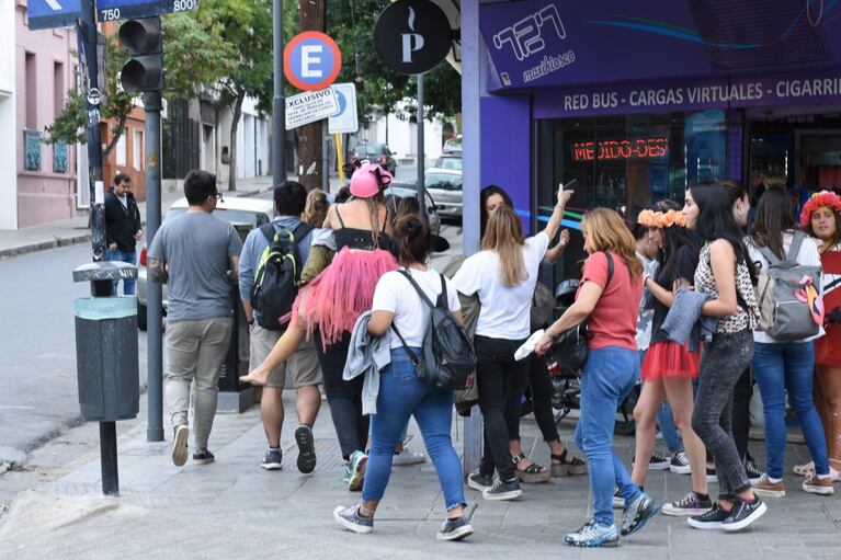 Más de 200 jóvenes fueron desalojados de una fiesta en plena emergencia sanitaria.